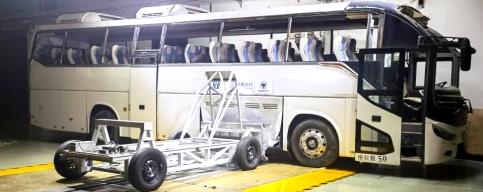 歐輝氫燃料客車通過國內(nèi)首次碰撞試驗(yàn)，“護(hù)奧”實(shí)力贏得了央視的贊許！.jpg
