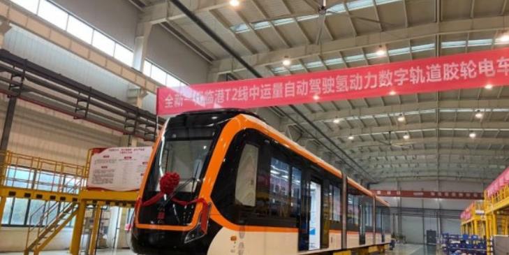 國鴻氫能參與研究的全球首輛氫動力數字軌道膠輪電車下線.jpg